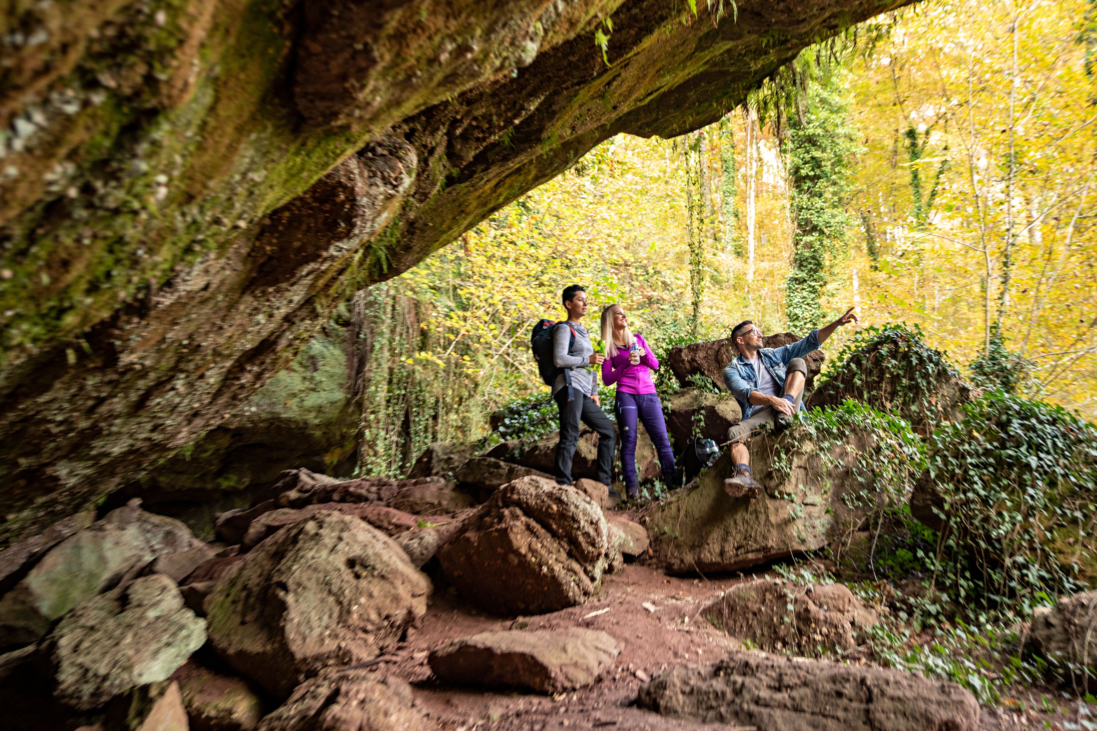 Drei Wanderer am Hühnerfelsen