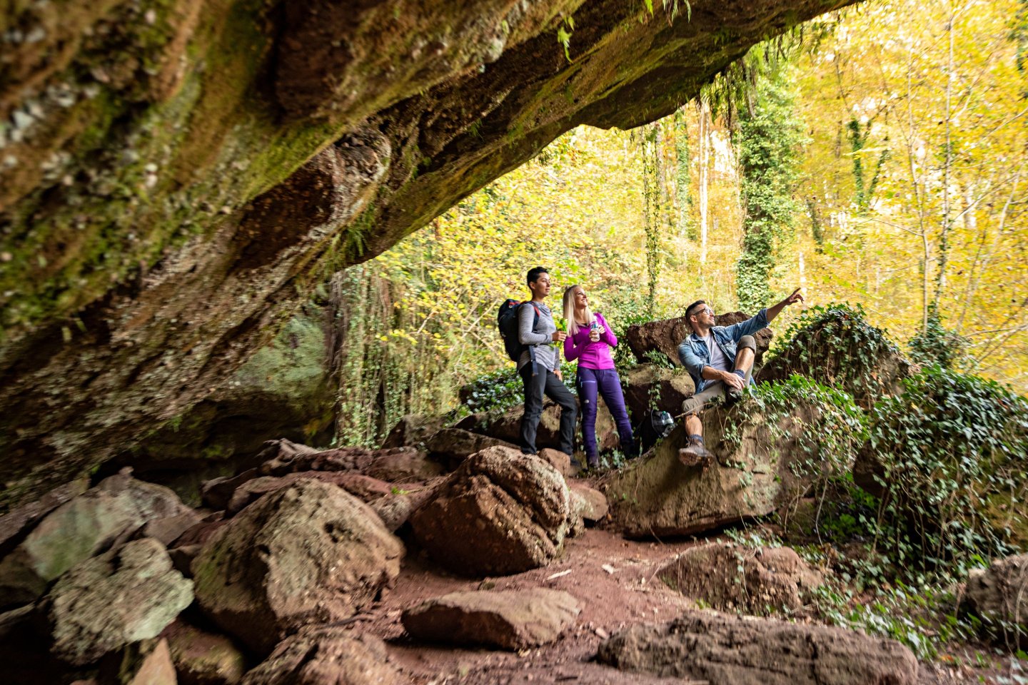 Hühnerfelsen Drei Wanderer am Hühnerfelsen