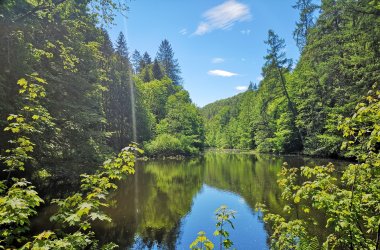 Teufelspfad Blick auf See bei blauem Himmel 