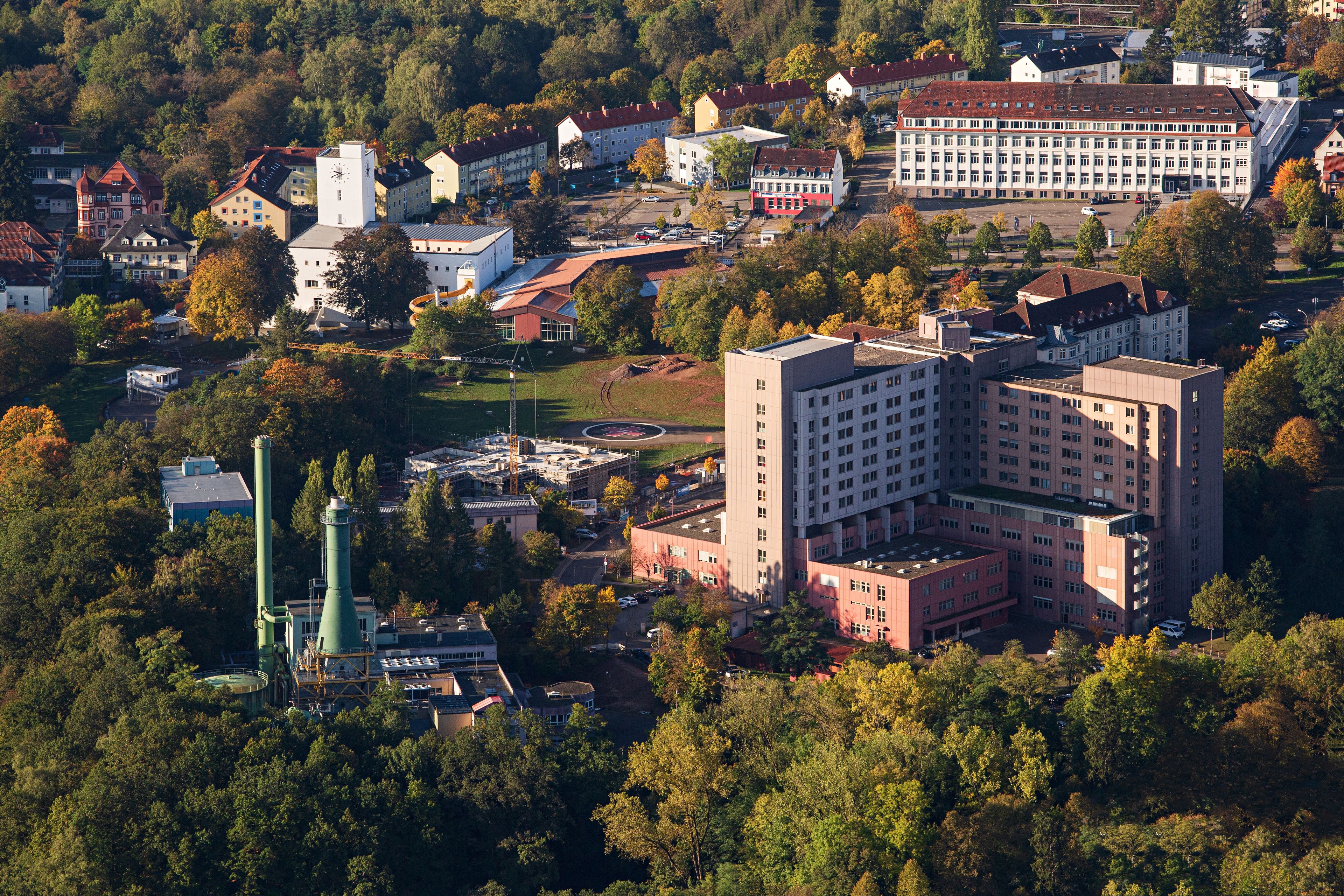 Gewerbegebiet Lemberger Straße im Vordergrund das städtische Krankenhaus
