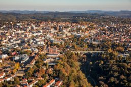 Luftbild der Stadt Pirmasens im Herbst 