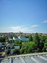 Stadtansicht im Sommer bei blauem Himmel 