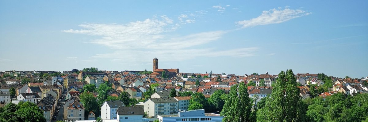 Stadtansicht im Sommer bei blauem Himmel 
