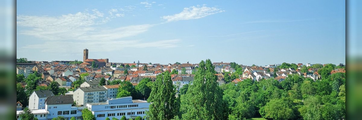 Stadtansicht im Sommer bei blauem Himmel 