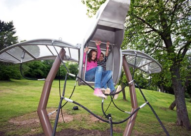 Zwei Kinder auf einem Mobile im Strecktalpark 