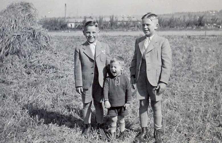Leben wie vor 100 Jahren: Alltägliches aus vergangener Zeit im Pirmasenser Häusel drei Kinder auf einem Feld 