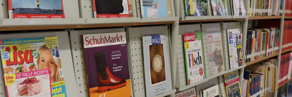 Zeitschriftenregal der Stadtbücherei Pirmasens