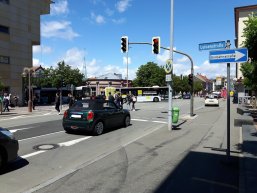 Straßenverkehr Innenstadt Auto steht an roter Ampel