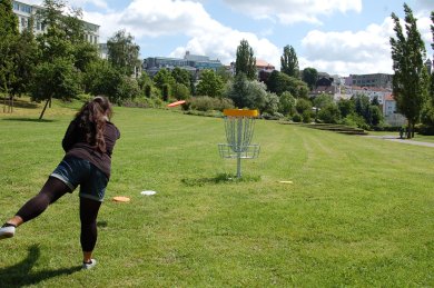 Mädechen spielt DiscGolf im Strecktalpark 