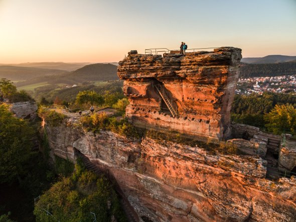 Drachenfels auf dem Wanderweg Holzschuhpfad