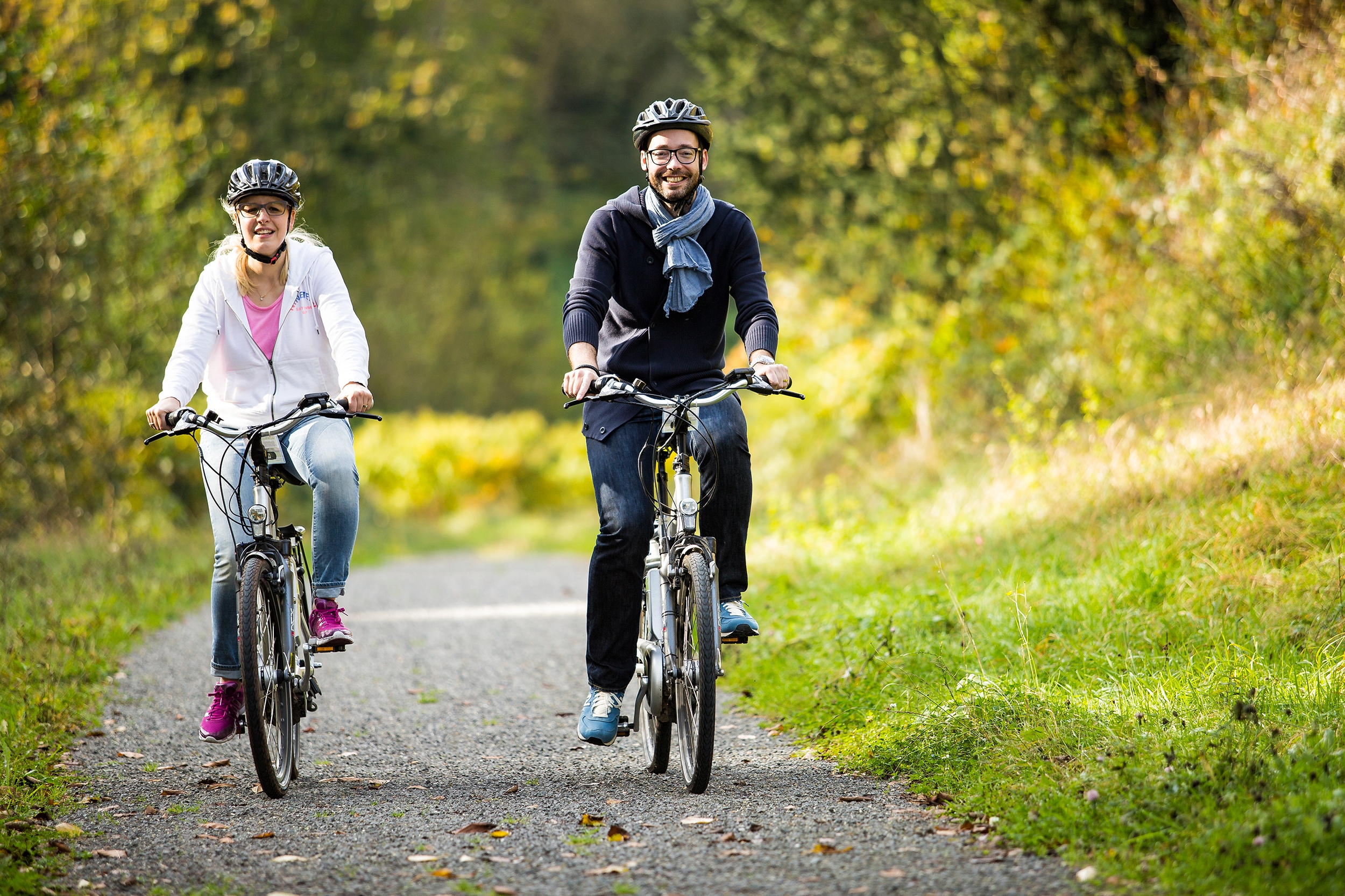 Frau und Mann fahren Pedelec 