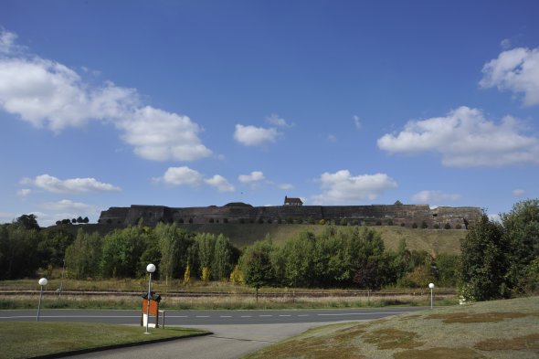 Zitadelle in Bitche, Frankreich, Festung umgeben von grünen Hügeln