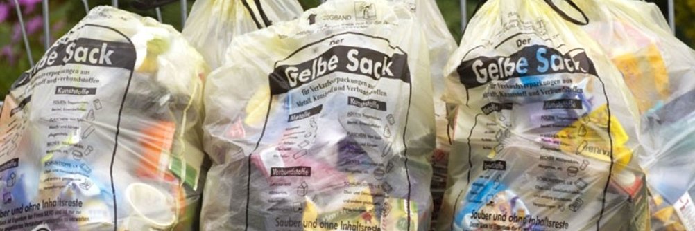 Müllauto auf Exerzierplatz