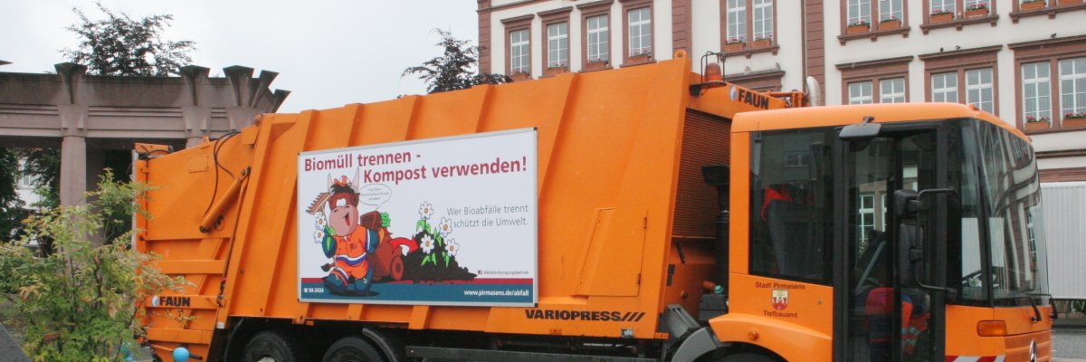 Müllauto auf Exerzierplatz