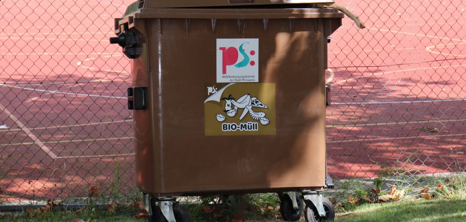 Braune Mülltonne mit Sticker 