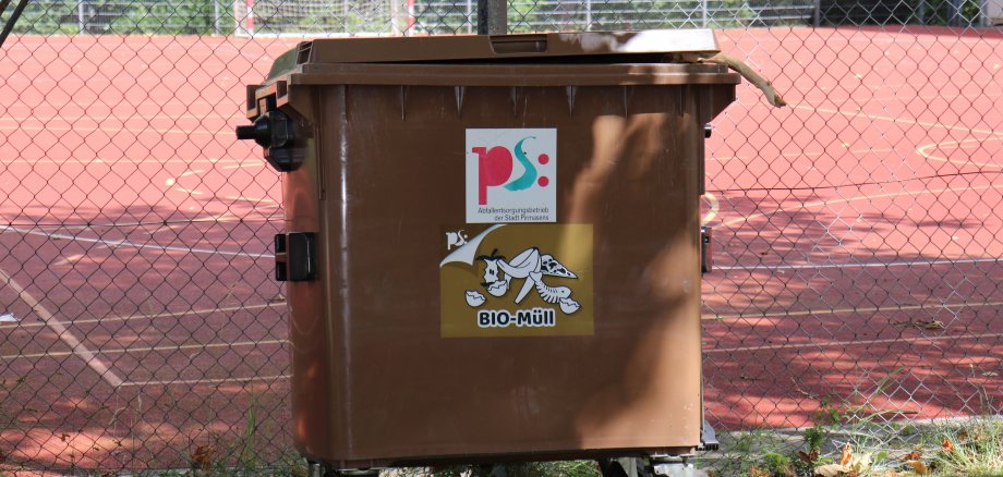 Braune Mülltonne mit Sticker 
