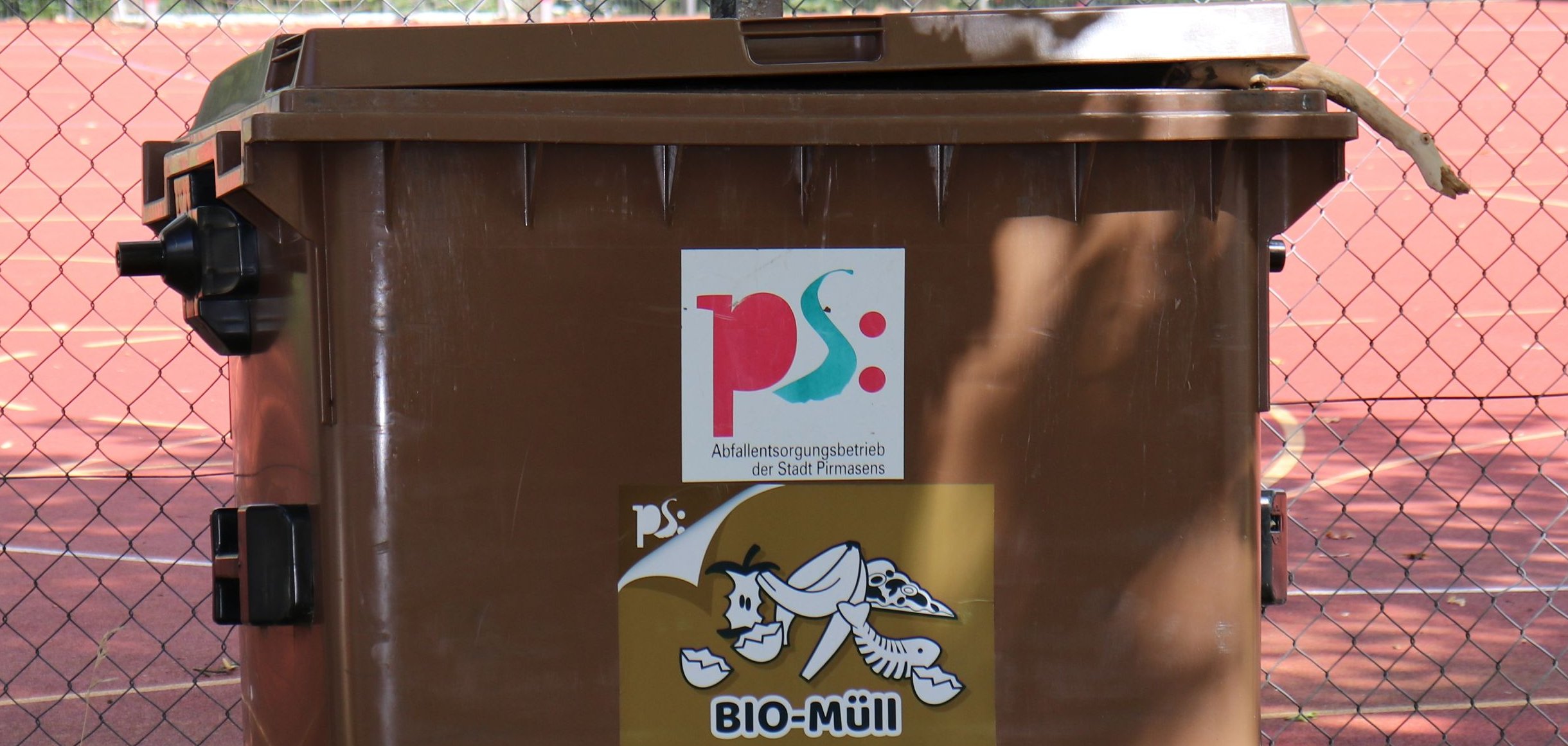 Braune Mülltonne Braune Mülltonne mit Sticker