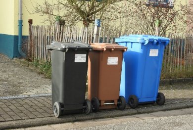 Drei Abfalltonnen für Rest-, Bio- und Papiermüll 