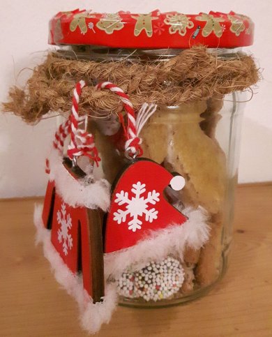 Plätzchen in eine weihnachtlich dekorierten Glas mit rotem Deckel