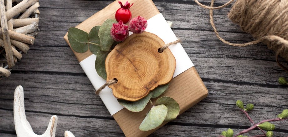 braun weiß eigepacktes Geschenk auf schönem dekorierten Hintergrund