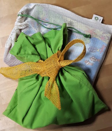 zwei bunte Säckchen mit Inhalt als Geschenk verpackt