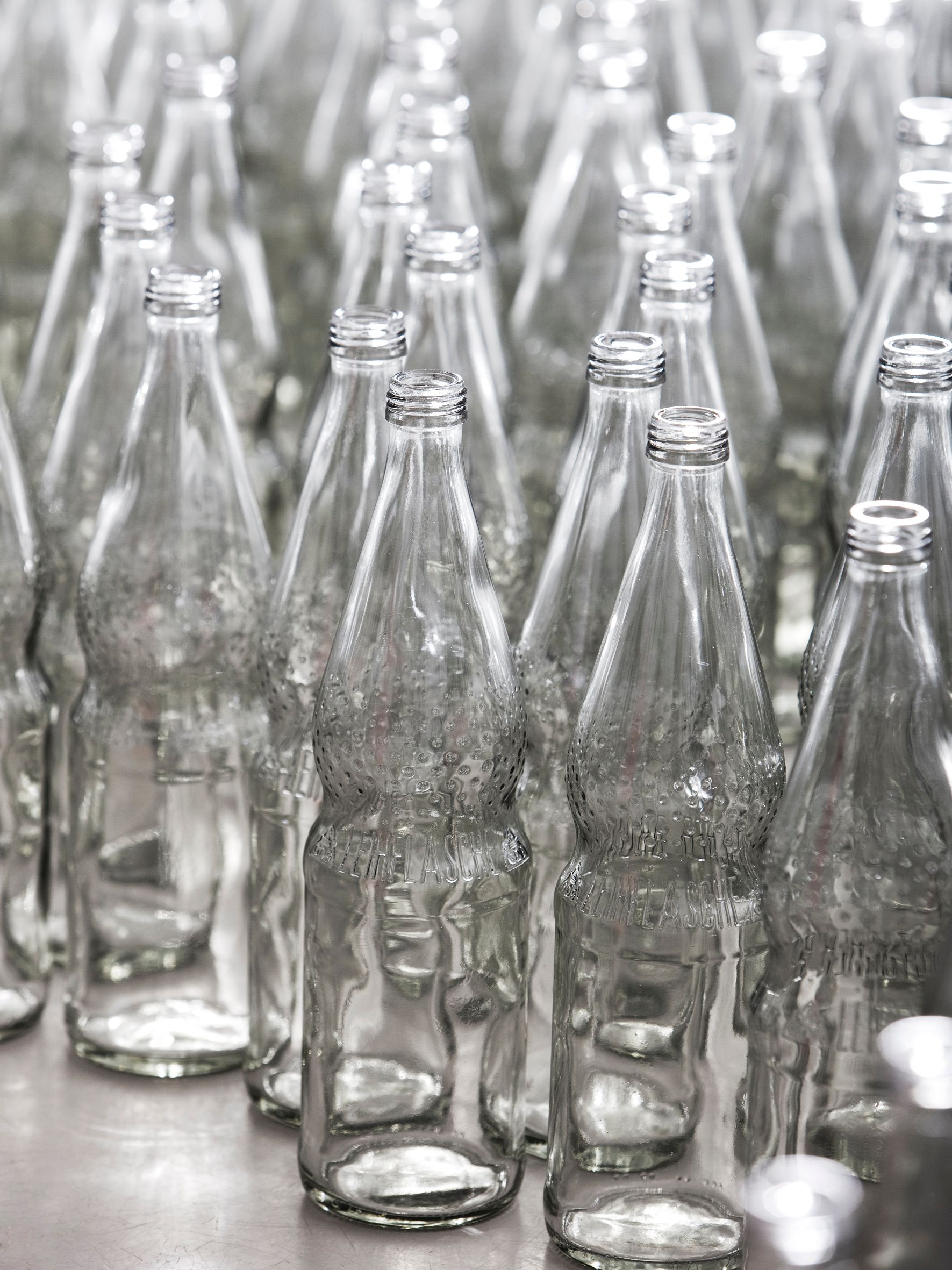 mehrere Mehrwegflaschen aus Glas