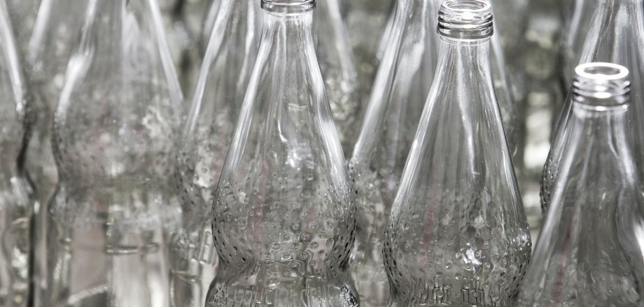 mehrere Mehrwegflaschen aus Glas