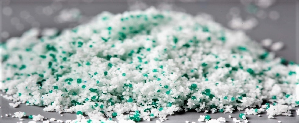 Mikroplastik in weiß und grün