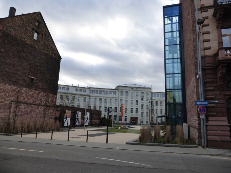 Durchgang zum Mitmachmuseum Dynamikum