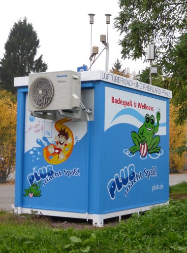 Luftmessstation Pirmasens-Stadtmitte mit Werbung von Plub 