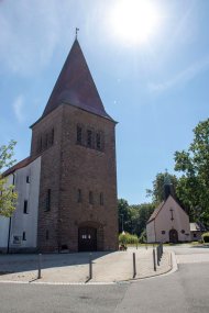 Blick auf Kirche Erlenbrunn seitlich bei Sonnenschein