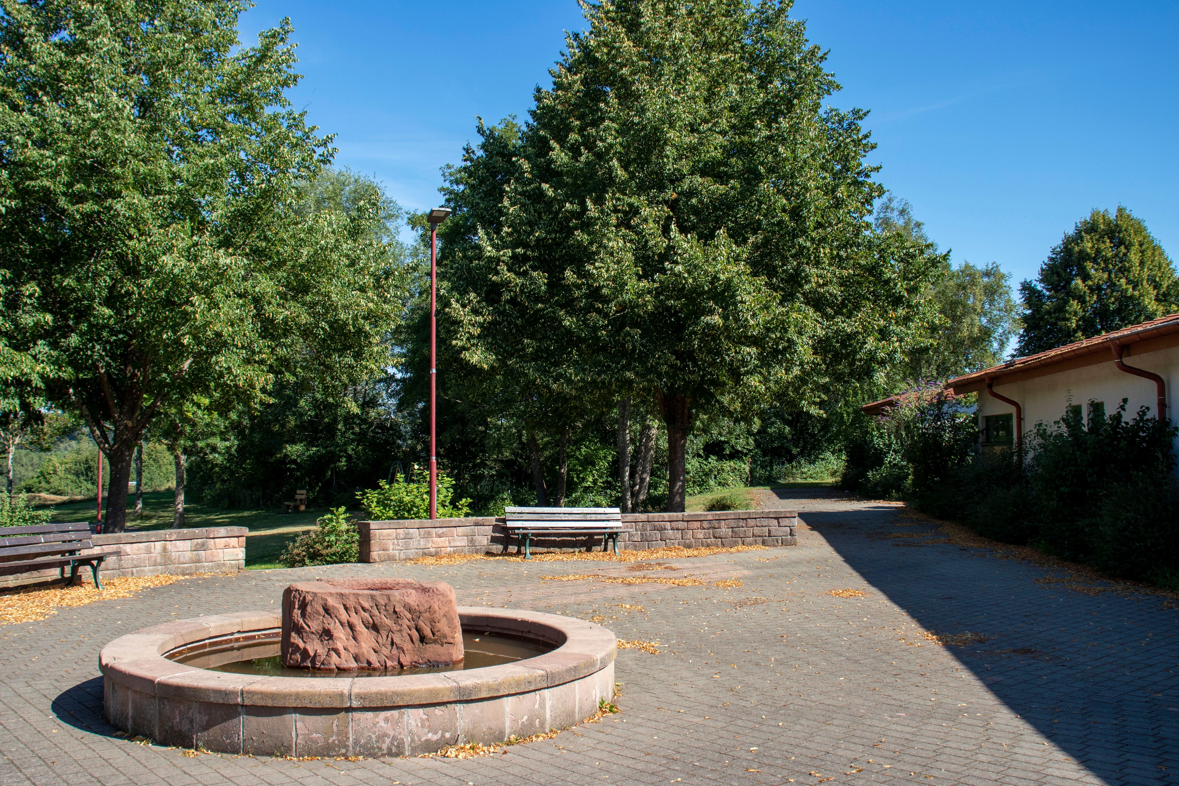 Mehrzweckhalle Gersbach Blick auf Mehrzweckhalle Gersbach und Brunnen