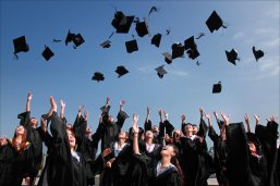 Studierende werfen Hüte in die Luft