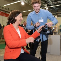 Staatssekretärin Daniela Schmitt beim ausprobieren einer VR-Brille
