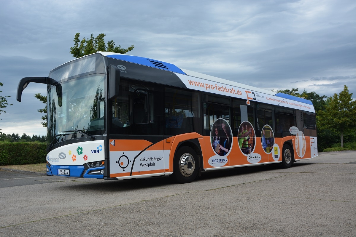 Bus mit Pro Fachkraft Werbung