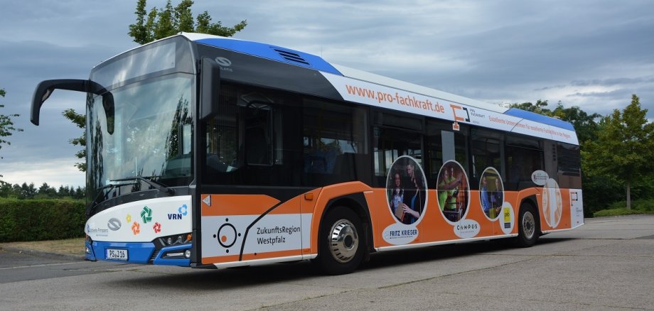 Bus mit Pro Fachkraft Werbung