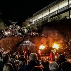 Feuershow mit hunderten Zuschauern auf dem Schloßplatz in Pirmasens an Halloween 2019